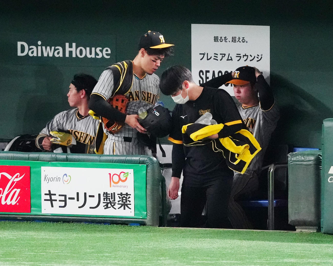 巨人対阪神　試合後、ベンチから引き揚げる阪神佐藤輝（中央左）（撮影・江口和貴）