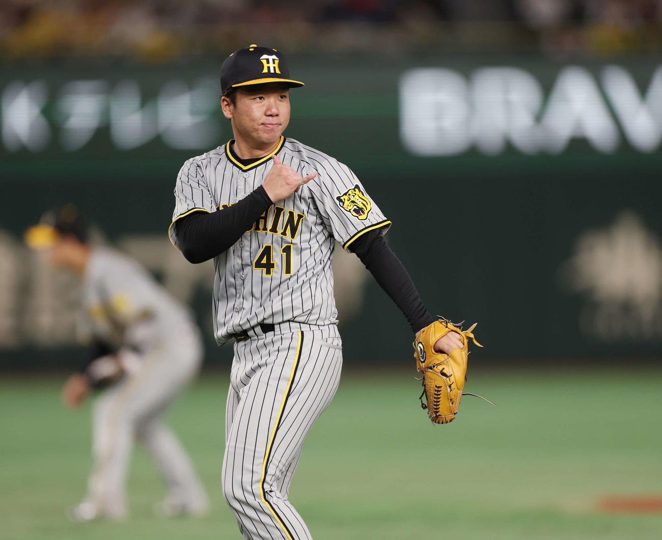 巨人対阪神　6回裏巨人1死、吉川を投ゴロに仕留めた村上（撮影・宮地輝）