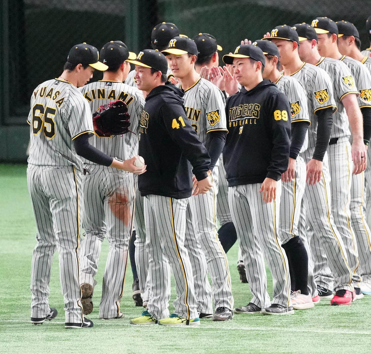 巨人対阪神　巨人に勝利し、4セーブ目を挙げた阪神湯浅（左）が差し出すウイニングボールを断る村上（撮影・江口和貴）