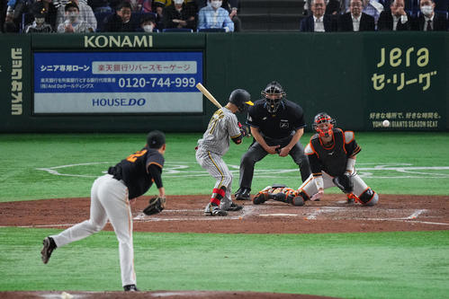巨人対阪神　5回表阪神2死三塁、打者中野の時、暴投でさらに失点を重ねる横川凱。捕手大城（撮影・垰建太）
