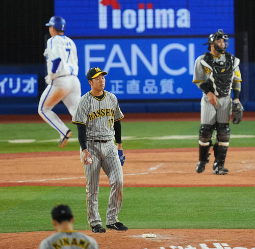 DeNA対阪神　5回裏DeNA1死満塁、牧に押し出しの四球を与え肩を落とす青柳（撮影・垰建太）