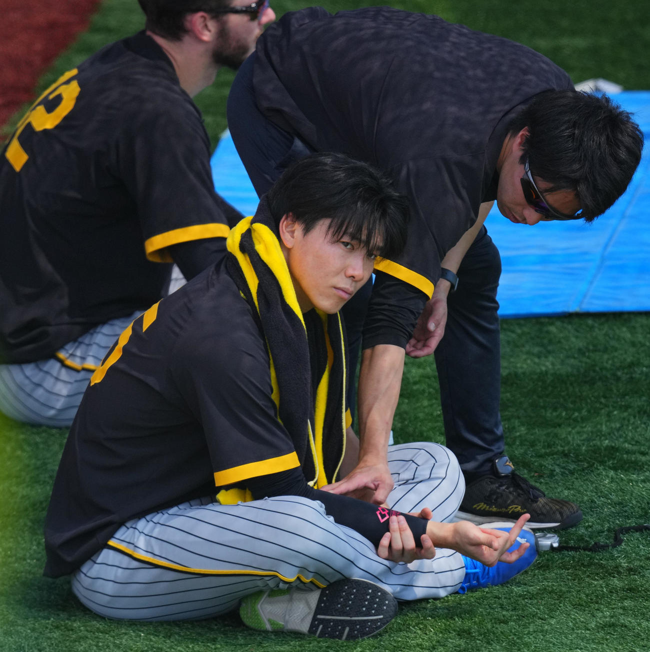 DeNA対阪神　試合前、トレーナーの指導で右手を動かす阪神湯浅（撮影・垰建太）