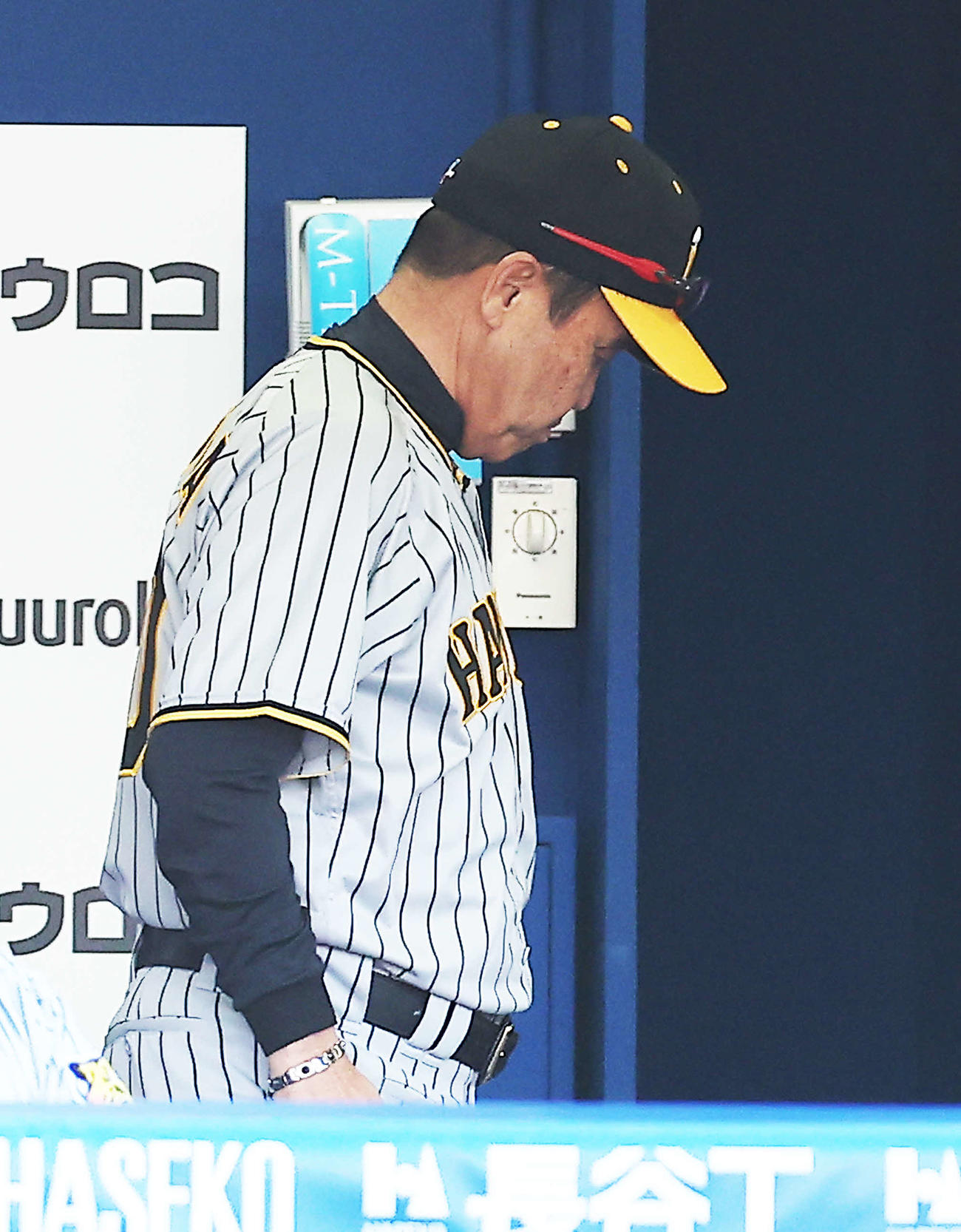 DeNA対阪神　DeNAに敗れ、うつむきながら引き揚げる阪神岡田監督（撮影・河田真司）