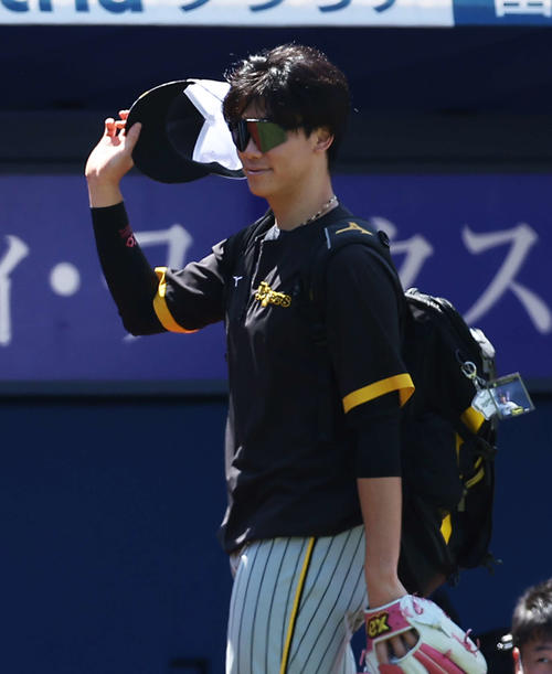 DeNA対阪神　試合前、練習を終え移動する阪神湯浅（撮影・河田真司）
