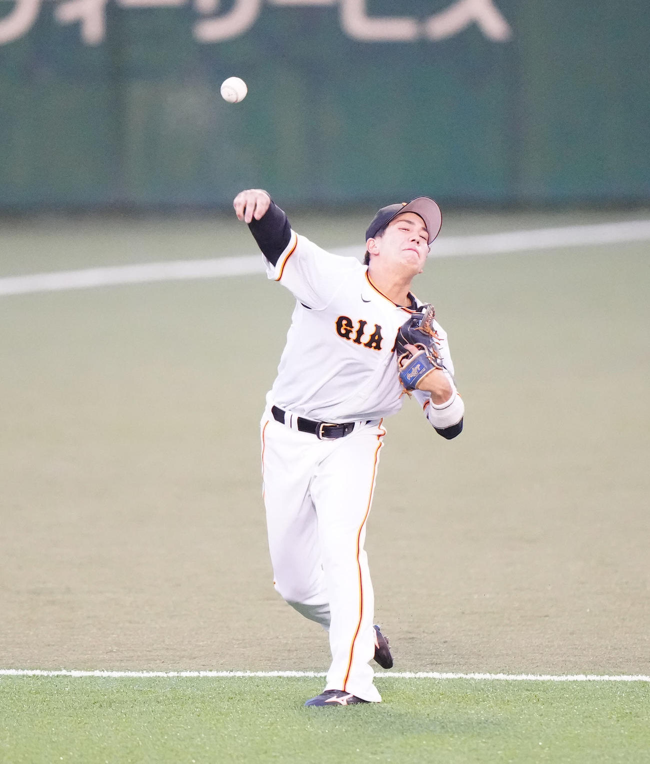 回表DeNA無死、京田の打球を処理し、送球するも内野安打を許した遊撃手門脇（撮影・江口和貴）