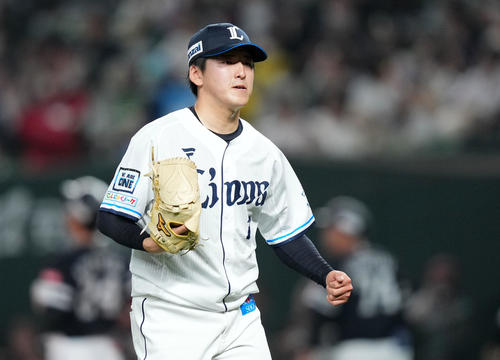 西武対ソフトバンク　5回表を無失点に抑え拳を握る西武隅田（撮影・横山健太）