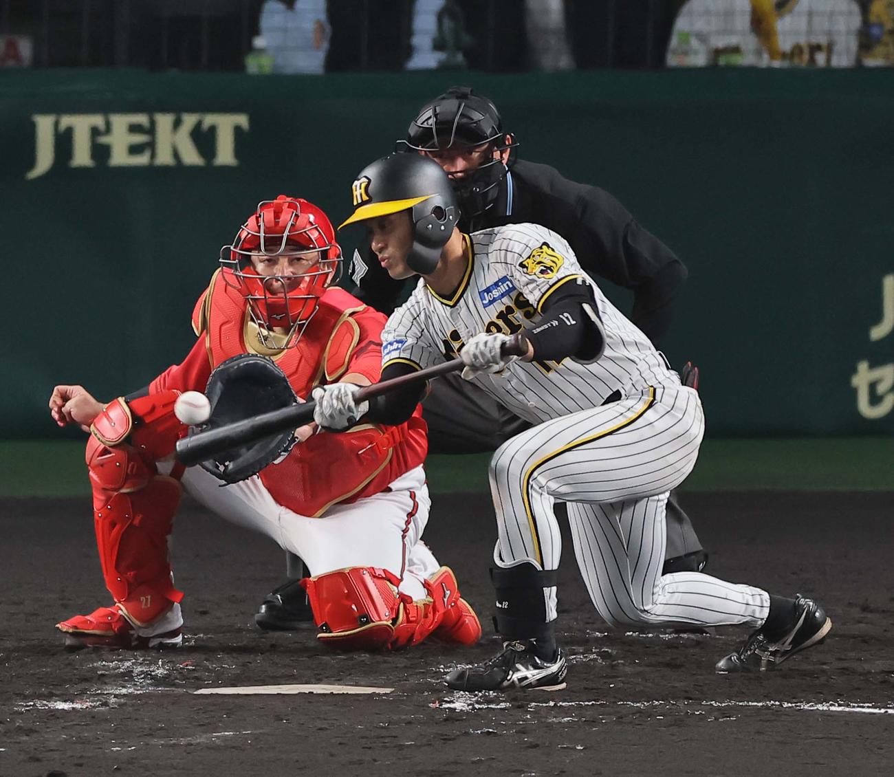 阪神対広島　5回裏阪神無死一、三塁、セーフティースクイズに失敗する坂本（撮影・上田博志）
