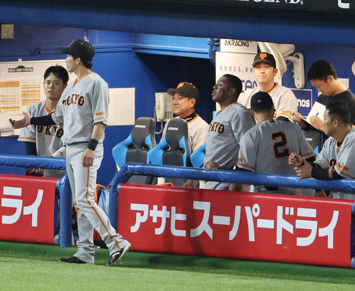 ヤクルト対巨人　5回表巨人1死満塁、大城卓が併殺に倒れ、悲しい表情でベンチに座る原監督（左から3人目）（撮影・宮地輝）