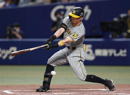 中日対阪神　6回表阪神1死一、二塁、空振り三振に倒れる佐藤輝（撮影・前田充）
