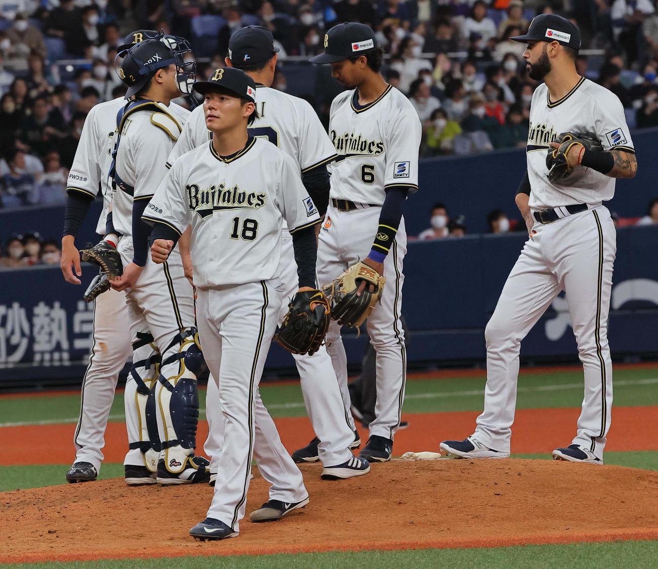 オリックス対西武　8回、同点に追いつかれた山本は降板する（撮影・上田博志）