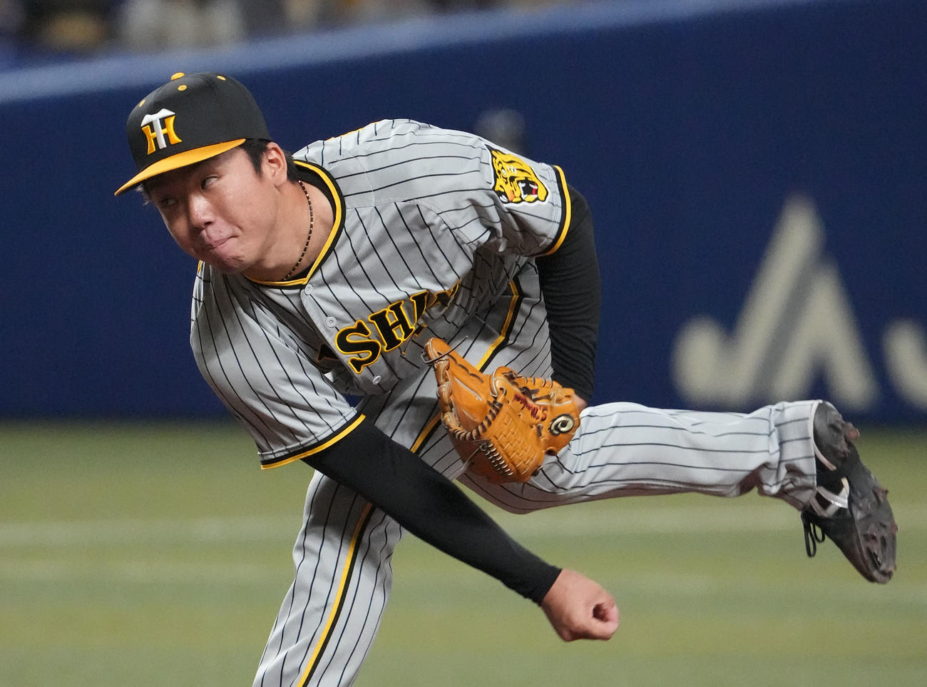 中日対阪神　1回裏、登板する阪神先発の村上（撮影・森本幸一）