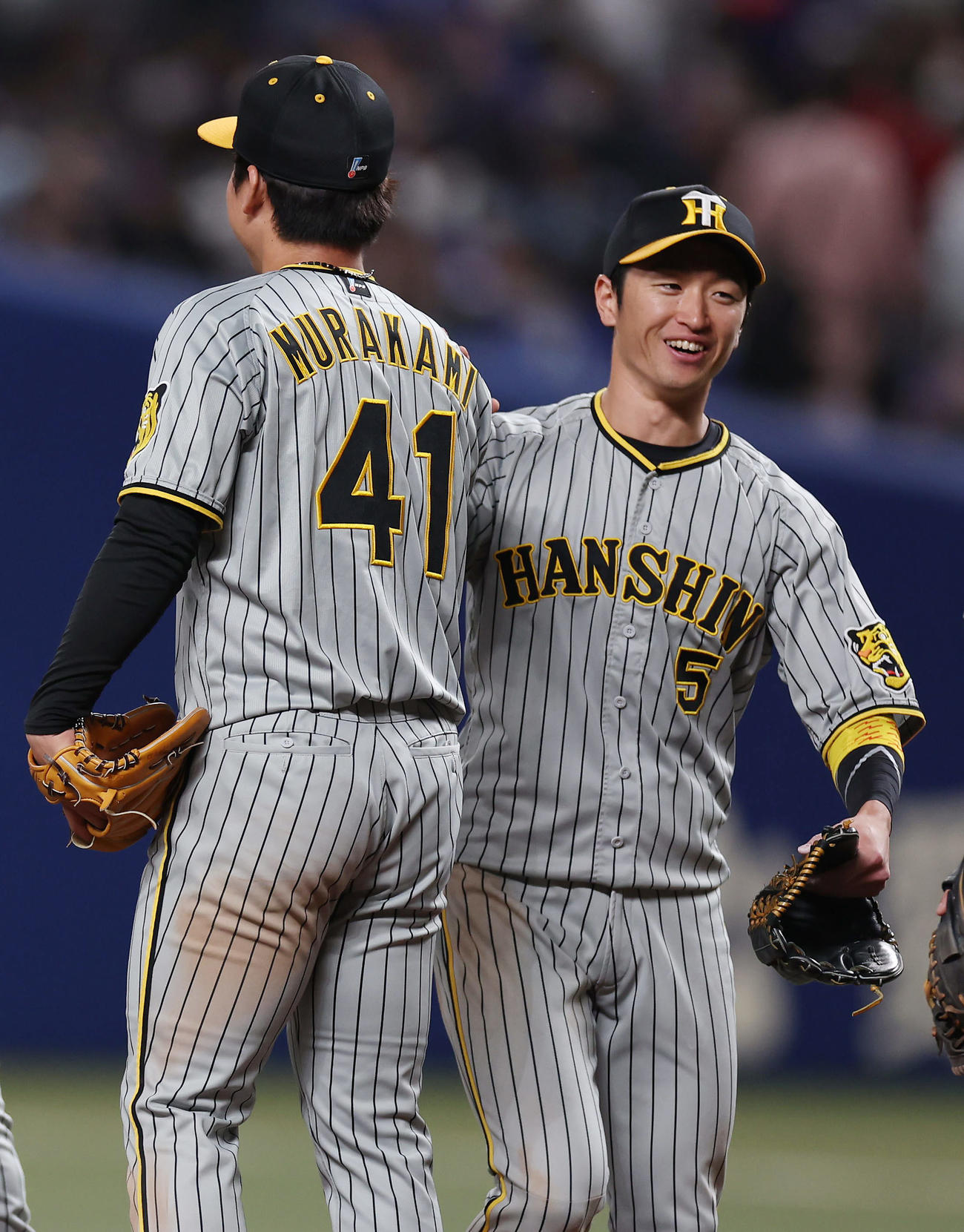 中日対阪神　完封でプロ初勝利を挙げた阪神村上（左）とタッチを交わす近本（撮影・前田充）