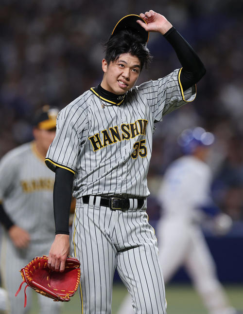 中日対阪神　5回裏を投げ終え、悔しそうな表情を見せながらベンチへ戻る阪神才木（撮影・前田充）