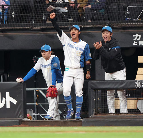 日本ハム対オリックス　2回裏日本ハム1死満塁、松本剛の勝ち越しとなる左前適時打にベンチで喜ばない伊藤（左）（撮影・佐藤翔太）