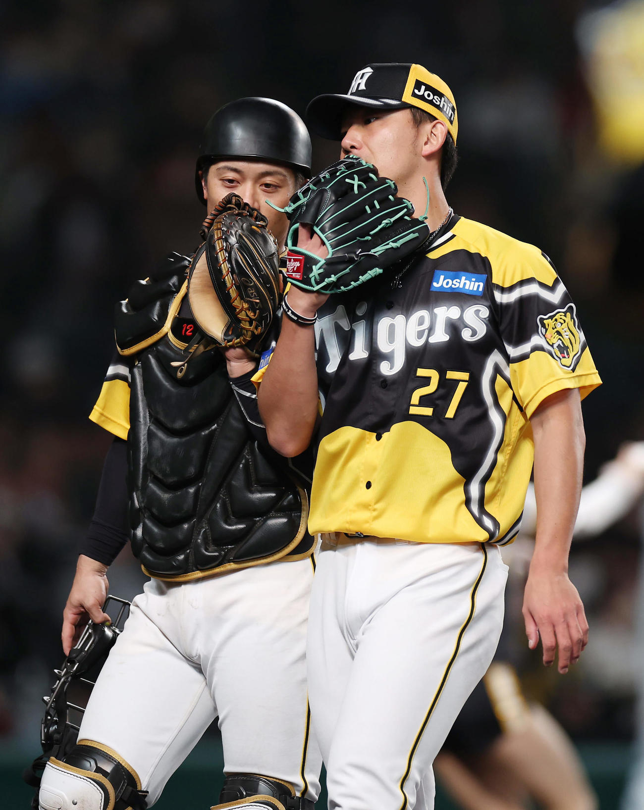 阪神対巨人　5回表を投げ終え、言葉を交わしながらベンチへ戻る阪神坂本（左）と伊藤将（撮影・前田充）