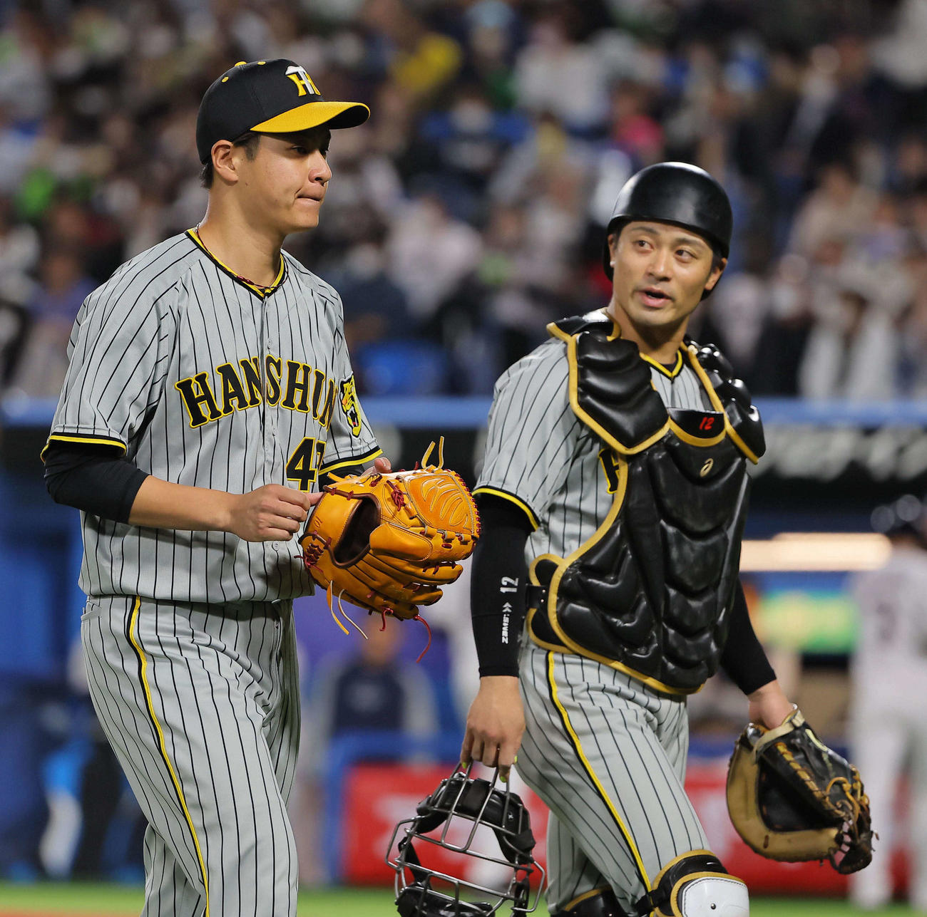 ヤクルト対阪神　5回を無失点に抑えた大竹は、坂本と話しながら引き揚げる（撮影・上田博志）