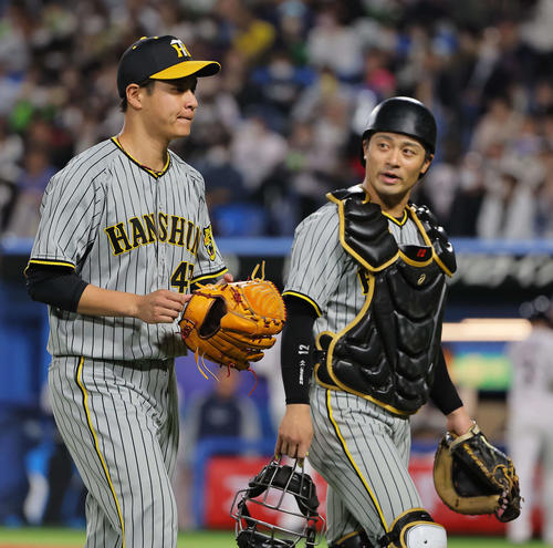 ヤクルト対阪神　5回を無失点に抑えた大竹は、坂本と話しながら引き揚げる（撮影・上田博志）