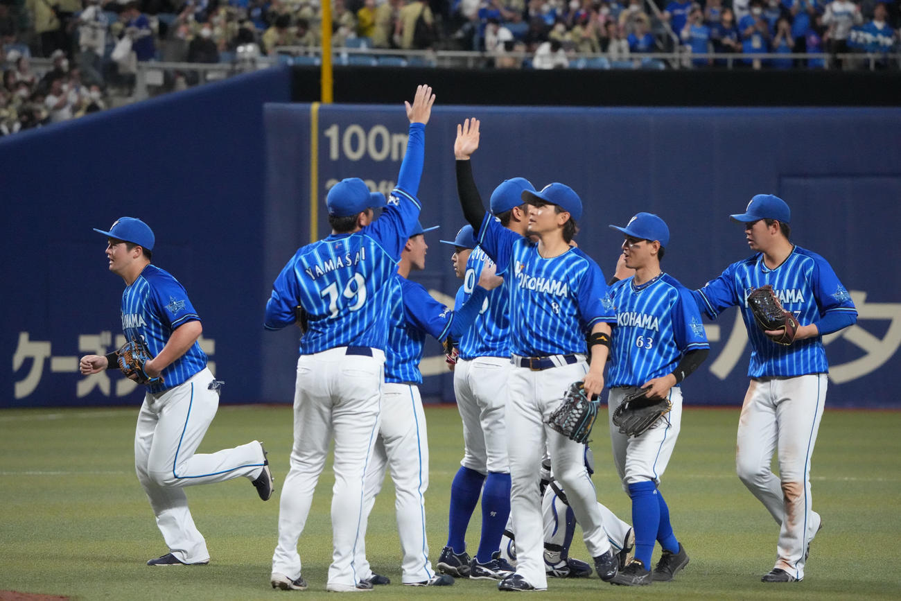 中日対DeNA　勝利のタッチを交わすDeNAナイン（撮影・森本幸一）