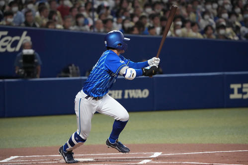 プロ野球中日対DeNA 1回表DeNA1死、左前安打を放つ林（撮影・森本幸一）