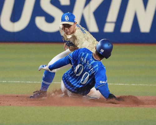 プロ野球中日対DeNA 3回表DeNA2死一塁、盗塁失敗の林（ベースカバーは高橋周）（撮影・森本幸一）