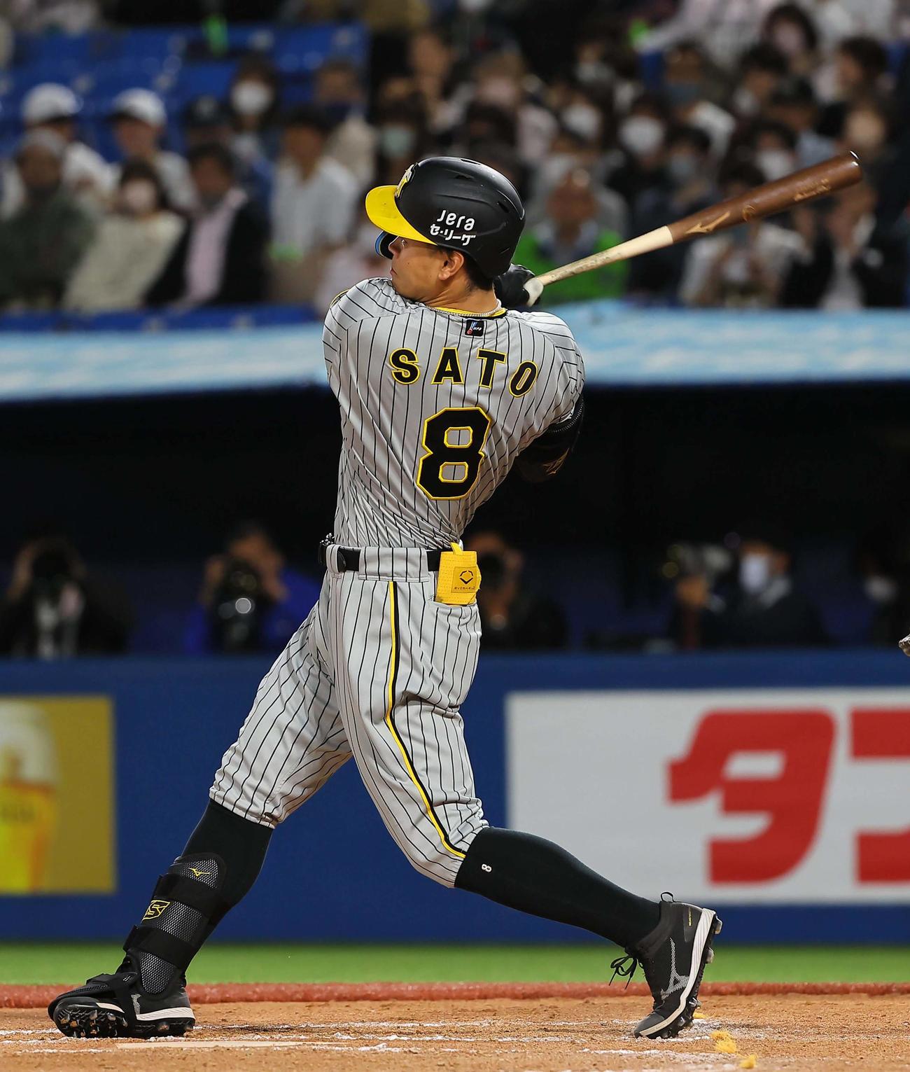 8回表阪神無死一塁、佐藤輝は右越えに2点本塁打を放つ（撮影・上田博志）