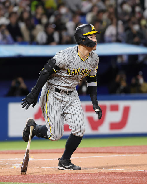 ヤクルト対阪神　8回表阪神無死一塁、佐藤輝は右越え2点本塁打を放つ（撮影・足立雅史）