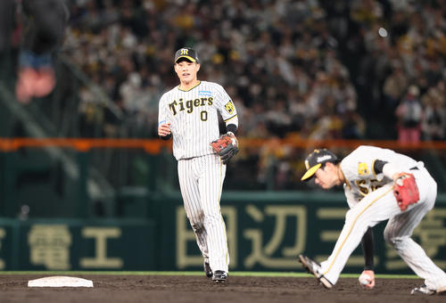 阪神対中日　5回表中日無死、大島の打球を青柳がはじき素手で捕球しアウトにする中野（右）（撮影・上山淳一）