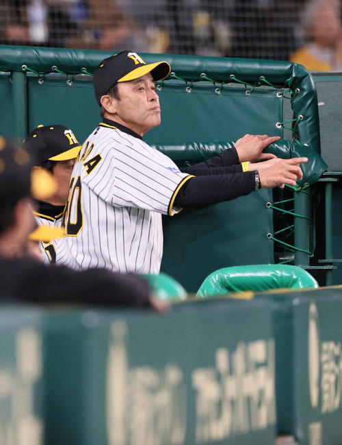 阪神対中日　4回表中日無死、岡田監督は村松開人の一塁セーフ判定に「リクエスト」する（撮影・上山淳一）