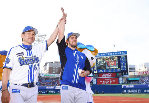 DeNA対広島　広島に勝利し来日初勝利を挙げたDeNAバウアー（右）は三浦監督と笑顔でファンに手を振る（撮影・垰建太）