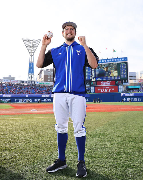 DeNA対広島　広島に勝利し来日初勝利を挙げたDeNAバウアーは笑顔で写真に納まる（撮影・垰建太）