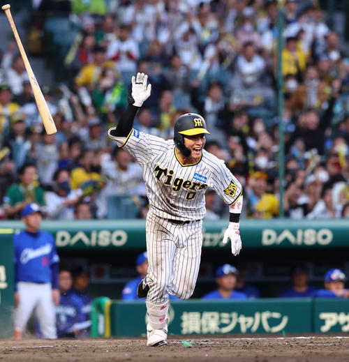 阪神対中日　9回裏阪神無死満塁、木浪は右前サヨナラ適時打を放つ（撮影・藤尾明華）