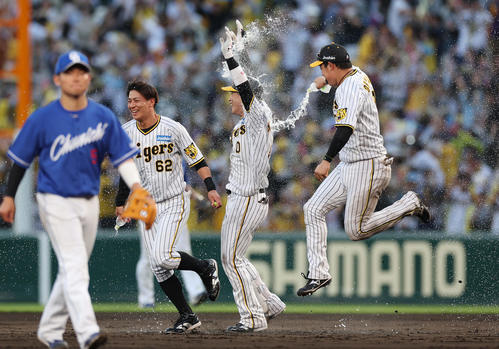 阪神対中日　9回裏阪神無死満塁、サヨナラ適時打を放ちナインに祝福される木浪（右から2人目）（撮影・前田充）
