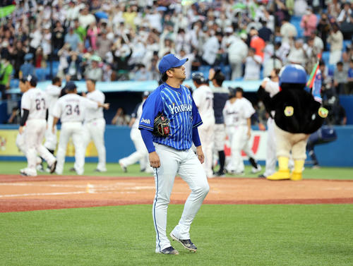 ヤクルト対DeNA 9回裏ヤクルト2死一塁、長岡に右越えサヨナラ2点本塁打を許し、がっくり引き揚げる山崎（撮影・浅見桂子）