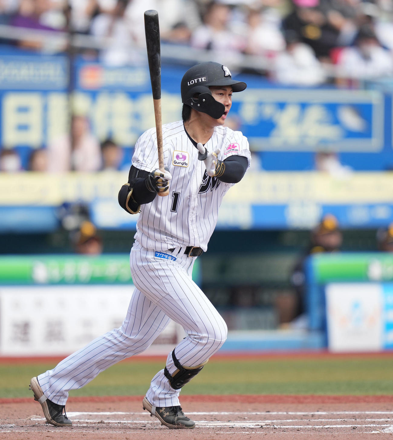 ロッテ対ソフトバンク　1回裏ロッテ無死、右二塁打を放つ藤原（撮影・鈴木みどり）