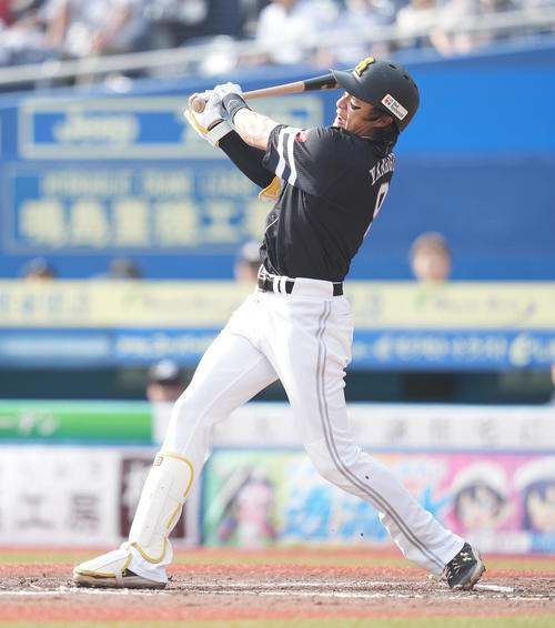 ロッテ対ソフトバンク　6回表ソフトバンク1死、中越えソロ本塁打を放つ柳田（撮影・鈴木みどり）