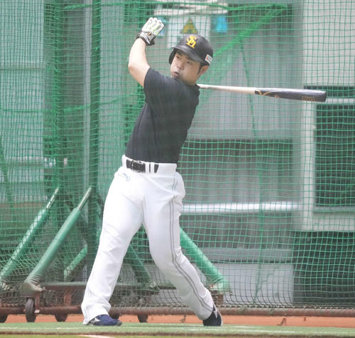 室内練習場で打撃練習するソフトバンク近藤（撮影・鈴木みどり）