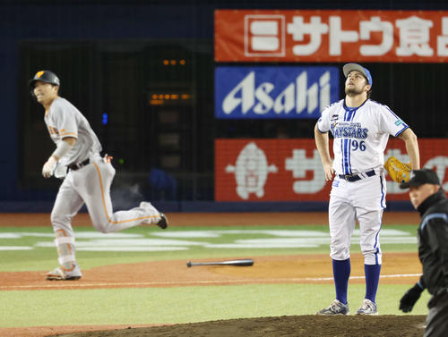 DeNA対巨人　6回表巨人無死一塁、大城卓（左）に右中間へ2点本塁打を打たれ、腰に手をつくバウアー（撮影・宮地輝）