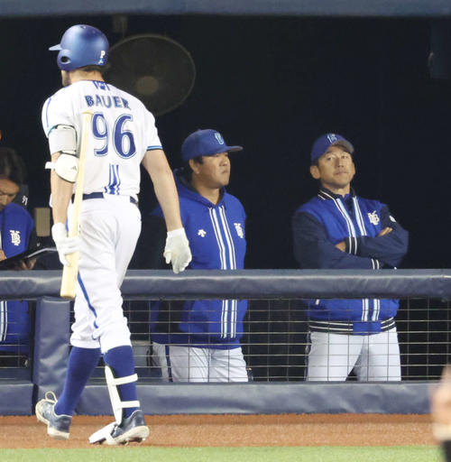 DeNA対巨人　5回裏DeNA1死一、二塁、バウアー（左）がスリーバント失敗し、渋い表情の三浦監督（右）（撮影・宮地輝）