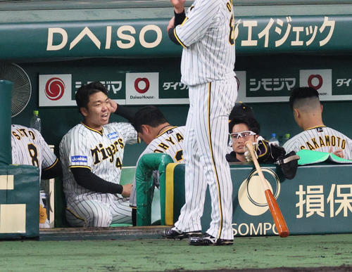 阪神対ヤクルト　7回、サンタナに左中間越え本塁打を浴び、連続無失点が31でストップしベンチで悔しがる阪神村上（左から2人目）（撮影・上山淳一）