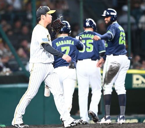 阪神対ヤクルト　4回表ヤクルト2死満塁、オスナに左前2点適時打を打たれがっくりする阪神西勇（撮影・前岡正明）