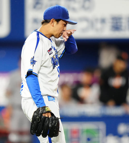 DeNA対巨人　2回表巨人2死二塁、ブリンソンに先制適時打を浴びた東（撮影・江口和貴）
