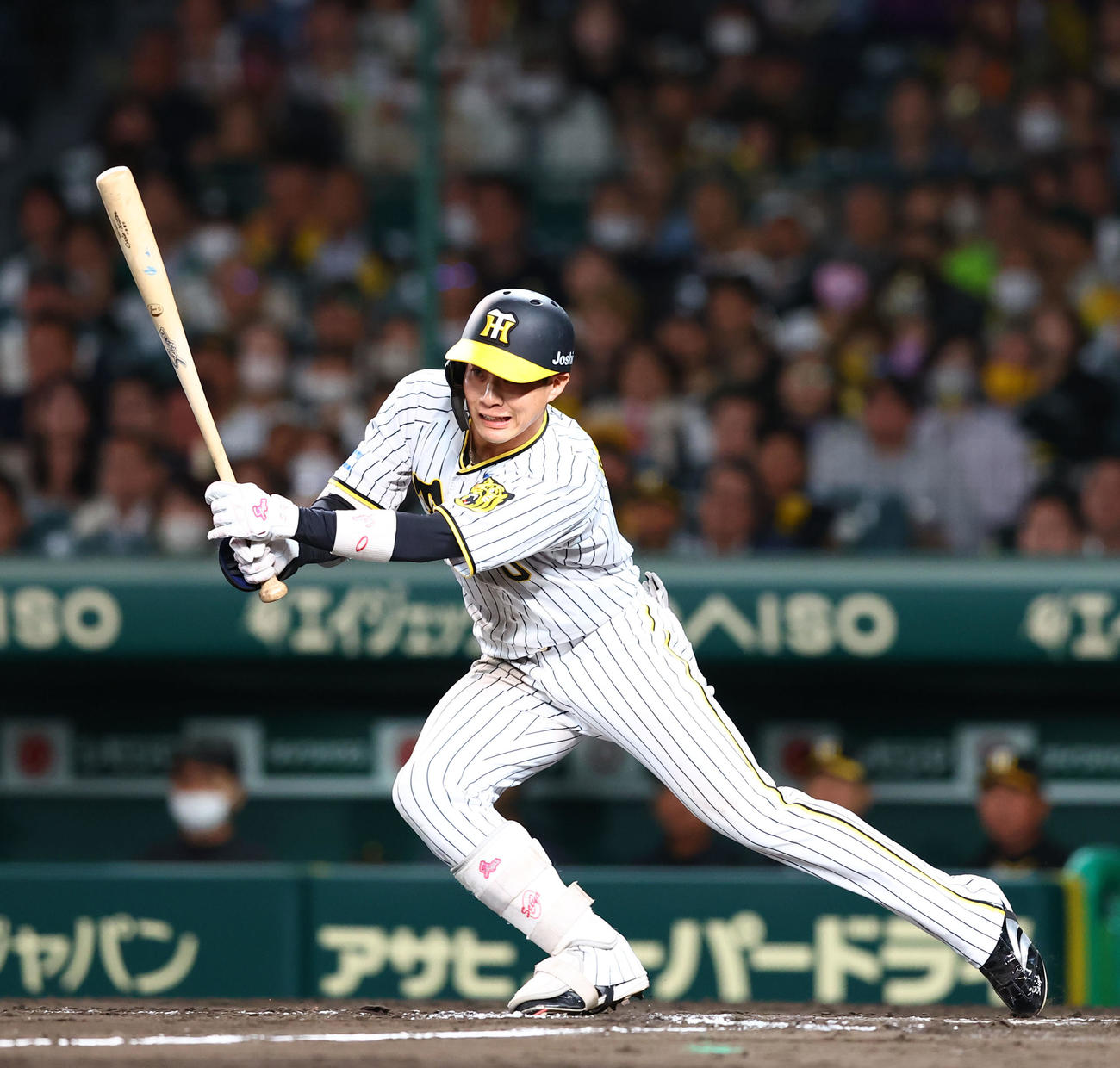 阪神対ヤクルト　8回裏阪神1死一塁、木浪が三塁強襲の二塁打を放つ（撮影・藤尾明華）