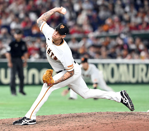 巨人対広島　10回途中からマウンドに上がった巨人ヨハン・ロペス（撮影・たえ見朱実）