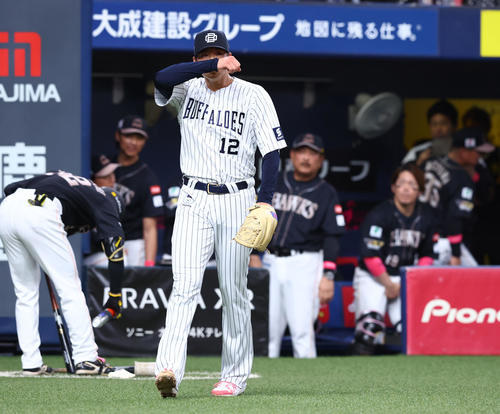 オリックス対ソフトバンク　6回表ソフトバンク1死一、三塁、栗原のに同点打を許したオリックス山下（手前）（撮影・藤尾明華）