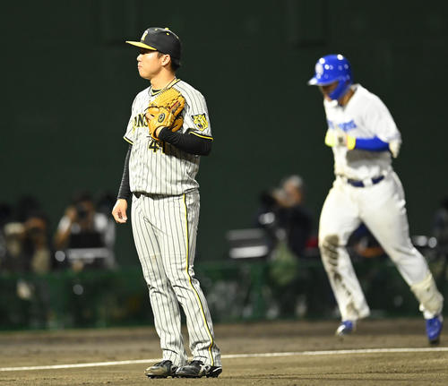 中日対阪神　5回裏中日2死二、三塁、石川昂に右中間スタンドへ3点本塁打を打たれた村上（左）（撮影・森本幸一）