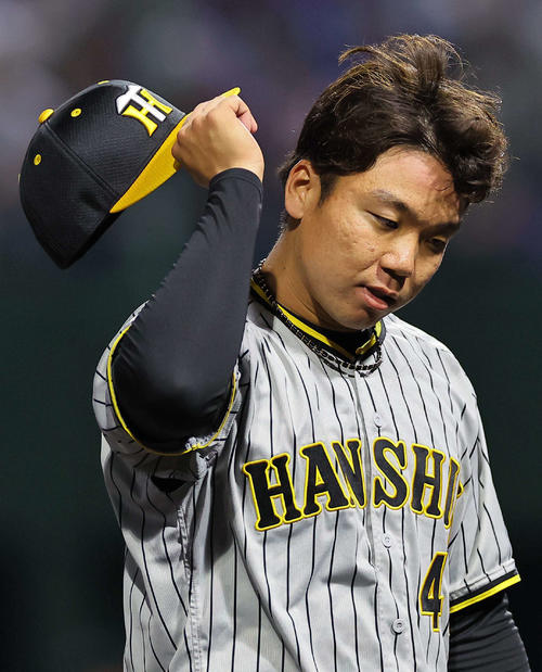 中日対阪神　5回に4失点し悔しそうな表情でベンチに引き揚げる村上（撮影・上田博志）