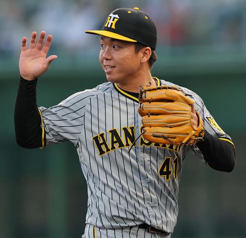 中日対阪神　阪神先発の村上は1回を無失点に抑え笑顔を見せる（撮影・上田博志）