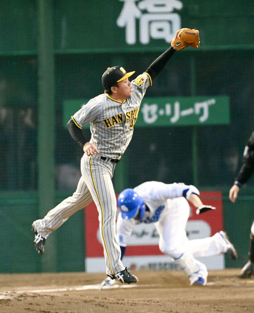 中日対阪神　2回裏中日2死満塁、福谷の打球にジャンプする村上（撮影・前岡正明）