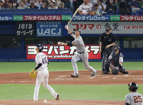 ヤクルト対巨人　4回表巨人無死一、二塁、右越え3点本塁打を放つ秋広。投手市川（撮影・宮地輝）