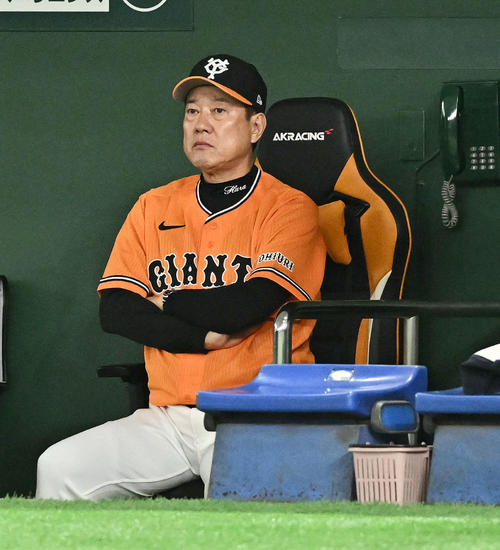 巨人対DeNA 9回裏の攻撃を前にベンチで厳しい表情の巨人原監督（撮影・滝沢徹郎）